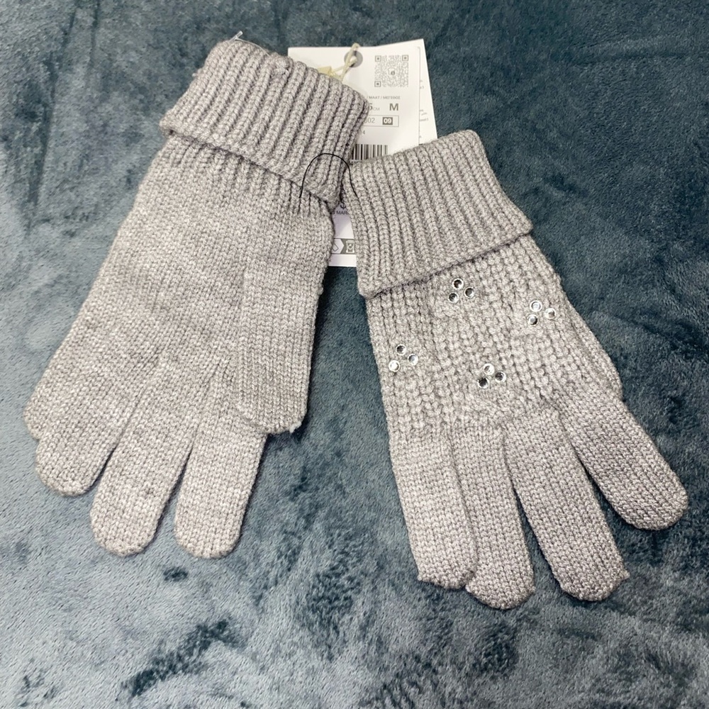 NWT. Zara Kids Gray Knit Gloves. Size 6-9 years.
